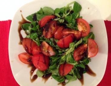 Vogerlsalat mit Paradeisern Vogerlsalat mit Paradeisern