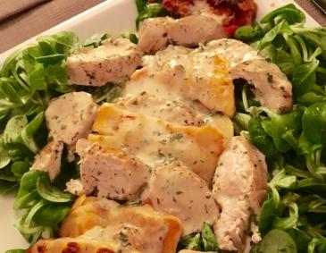 Putenbrust mit Halloumi auf Salat Putenbrust mit Halloumi auf Salat