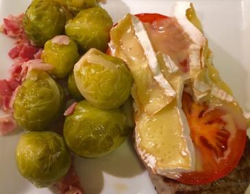 Überbackenes Rumpsteak mit Kohlsprossen Überbackenes Rumpsteak mit Kohlsprossen