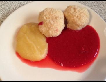 Topfenknödel mit Erdbeersoße Topfenknödel mit Erdbeersoße