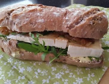 Walnuss-Baguette mit Zwiebel-Chutney und Brie Walnuss-Baguette mit Zwiebel-Chutney und Brie