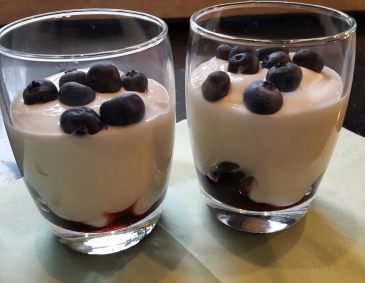 Heidelbeer-Topfendessert mit Krokant Heidelbeer-Topfendessert mit Krokant