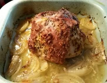 Schweinsbraten mit Zwiebelgemüse Schweinsbraten mit Zwiebelgemüse