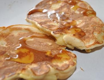Apfel-Pancakes mit Ahornsirup Apfel-Pancakes mit Ahornsirup