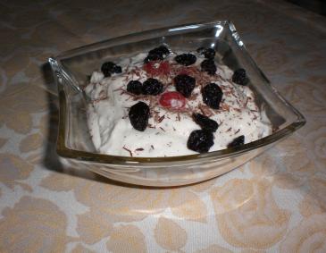 Stracciatellacreme mit Kirschen Stracciatellacreme mit Kirschen