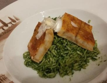 Feuriger Fisch auf Spinatnudeln Feuriger Fisch auf Spinatnudeln