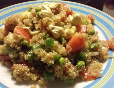 Bunter Quinoa-Salat mit Cashewnüssen Bunter Quinoa-Salat mit Cashewnüssen