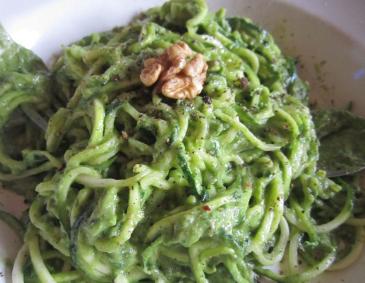 Zucchini-Spaghetti mit Avocado-Nuss Sugo Zucchini-Spaghetti mit Avocado-Nuss Sugo