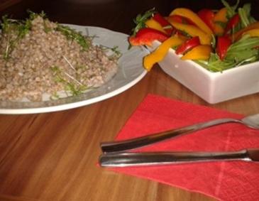 Buchweizen mit Paprika-Salat Buchweizen mit Paprika-Salat