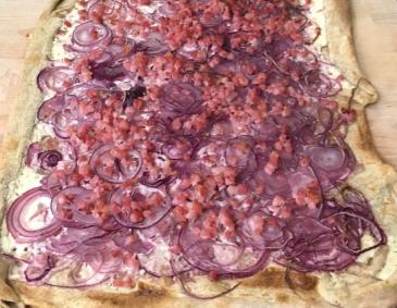 Flammkuchen mit Speck und Zwiebeln Flammkuchen mit Speck und Zwiebeln