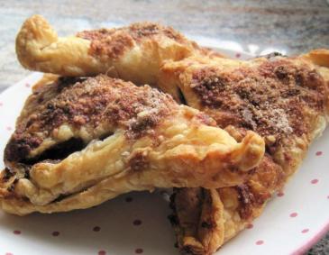 Bananen-Schokolade-Blätterteigtaschen Bananen-Schokolade-Blätterteigtaschen