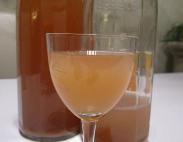 Apfelsaft aus dem Dampfentsafter Apfelsaft aus dem Dampfentsafter