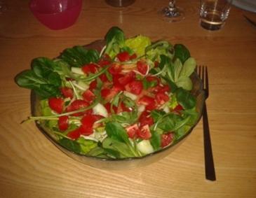 Tomatensalat mit Dattel-Avocado-Dressing Tomatensalat mit Dattel-Avocado-Dressing