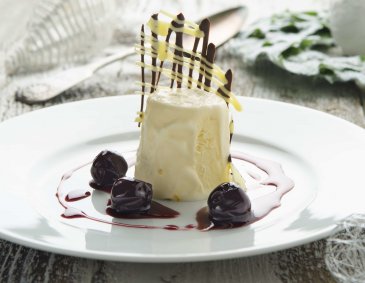 Vanillekipferl-Parfait mit Amarenakirschen Vanillekipferl-Parfait mit Amarenakirschen