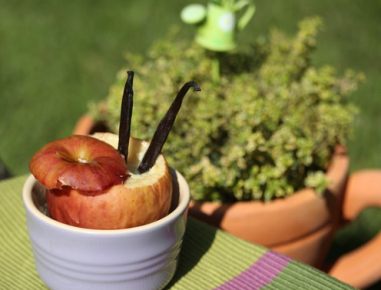 Gegrillter Apfel mit weißer Schokolade