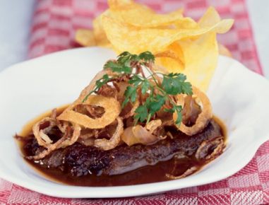 Zwiebelrostbraten mit Kartoffelchips
