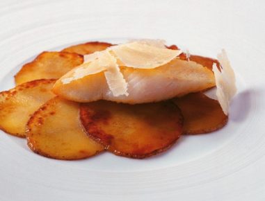 Warmes Kartoffel-Carpaccio mit St. Petersfisch und gehobeltem Bergkäse