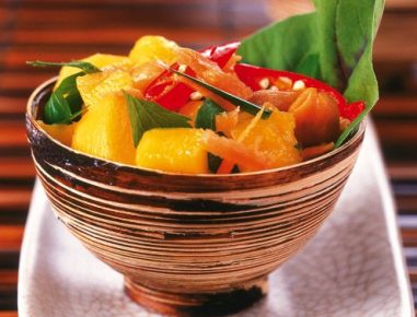 Mango-Papaya-Salat mit Sardellensauce