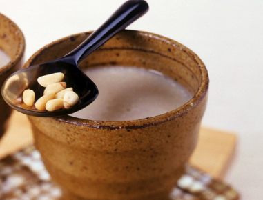 Erdnuss-Pinien-Suppe