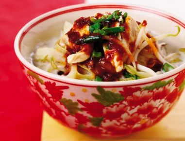 Hühnersuppe mit Glasnudeln und Sojabohnensprossen