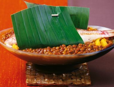 Linsencurry mit Rotbarbe im Bananenblatt