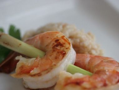 Erdnuss-Risotto mit Garnelenspießchen