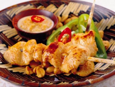 Hühner-Saté-Spießchen (Satay) mit Erdnuss-Sauce