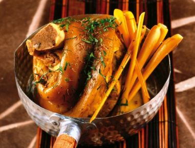 Schweinsstelze in Zitronengras-Erdnuss-Sauce