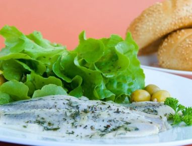 Matjesfilet mit Erbsenschoten