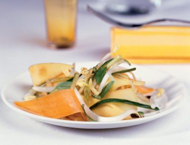 Mango-Gurken-Salat mit Sprossen