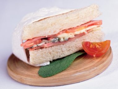 Tramezzini mit Schinken und Gorgonzola