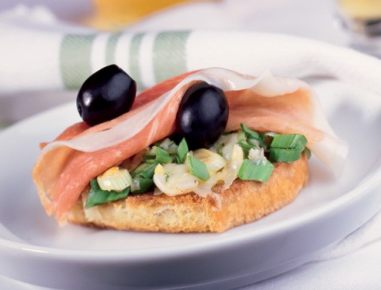 Crostini mit Jungzwiebeln und Rohschinken