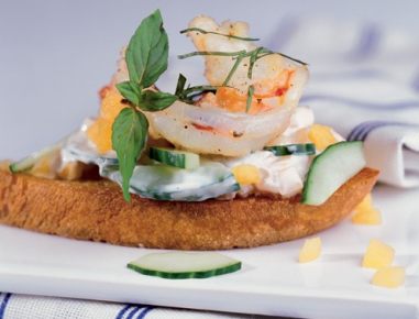 Crostini mit Garnelen, Gurke und Melone