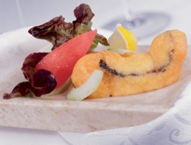 Lachsforellenfilet in Weinteig mit buntem Salat