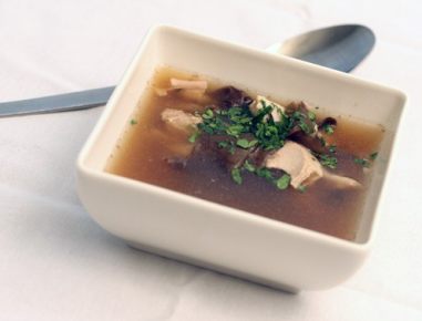 Wachtelconsommé mit Mu Err Pilzen