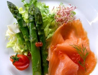 Salat vom grünen Spargel und Räucherlachs