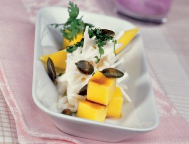 Sellerierohkost mit Mango und Kürbiskernen