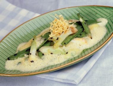 Glasierte Erbsenschoten mit Polenta und Senf-Sabayon
