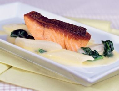 Lachsforellenfilet mit Schwarzwurzeln und Spinat