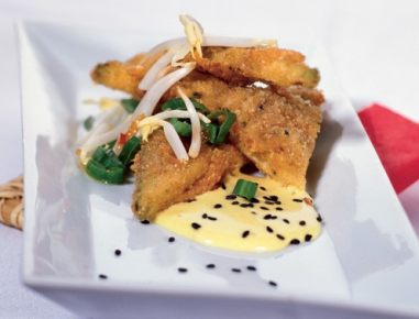 Auberginenschnitzel in Sesam-Käse-Panier mit Aïoli