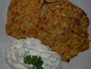 Karotten-Zucchini-Puffer mit Kräutertopfen