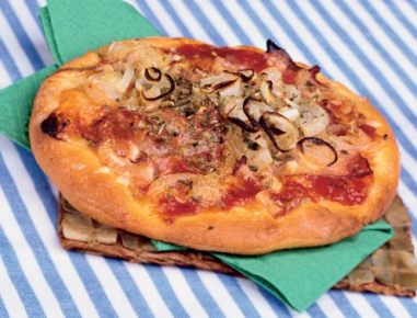 Pizza con cipolle (Pizza mit Jungzwiebeln)