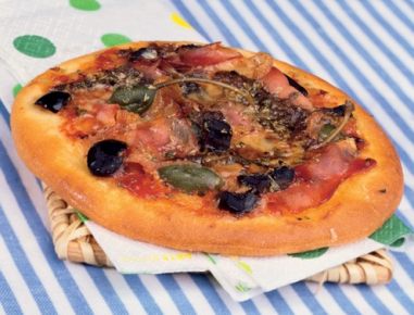 Pizza con capperi, olive e acciughe (Pizza mit Kapern, Oliven und Sardellen)