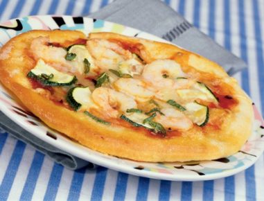 Pizza agli zucchini e gamberi (Pizza mit Zucchini und Shrimps)