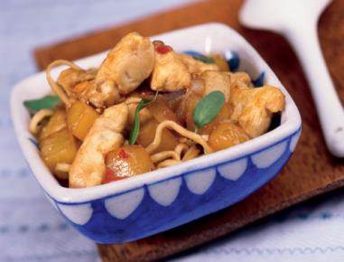 Chinesische Eiernudeln mit gepfefferter Hühnerbrust