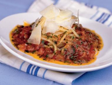 Spaghetti al pomodoro (Spaghetti mit Tomaten-Basilikum-Sugo)