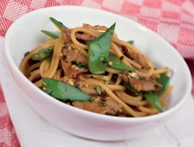 Spaghettini mit Lammstreifen und Erbsenschoten
