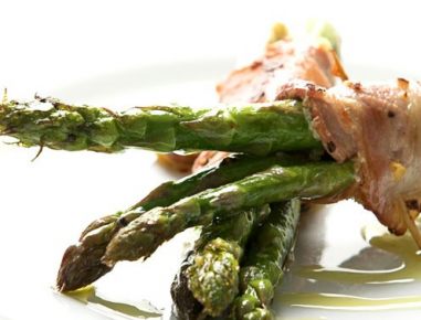 Spargel-Speck-Spieße mit Weißwein-Sabayon