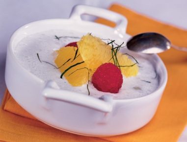 Kalte Kokossuppe mit Orangenfilets