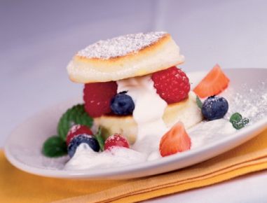 Sauerrahmdalken mit Beeren und Joghurtsauce